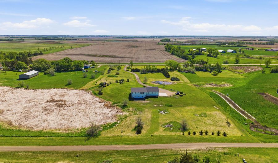 12869 387th Ave, Aberdeen, SD 57401 - 6 Beds, 3 Bath