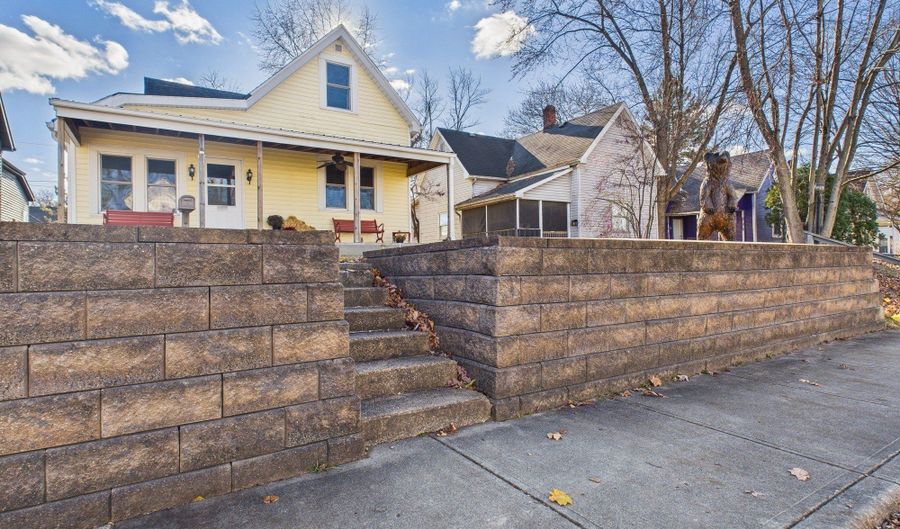 821 W 5th St, Anderson, IN 46016 - 4 Beds, 2 Bath