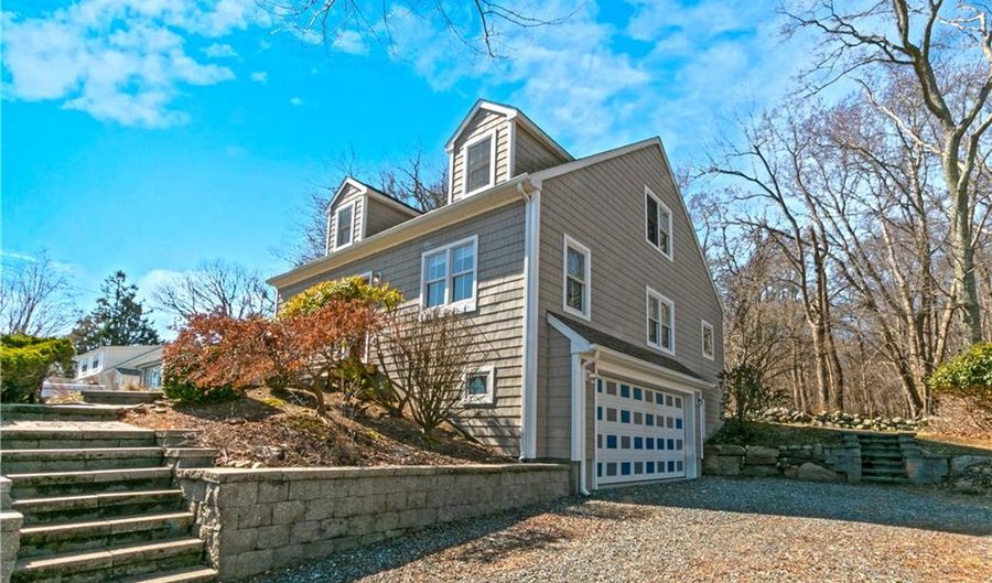37 W End Ave, East Lyme, CT 06357 - 2 Beds, 3 Bath