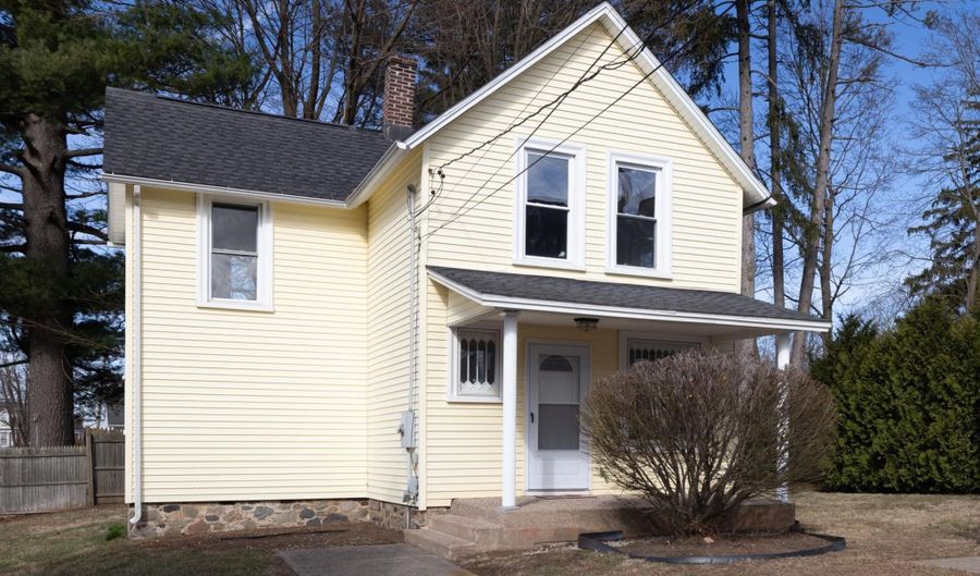 33 Prince St, Bristol, CT 06010 - 3 Beds, 1 Bath