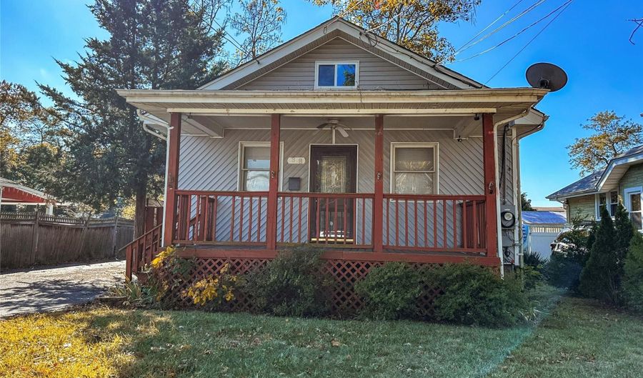 38 W Smith St, Amityville, NY 11701 - 2 Beds, 1 Bath