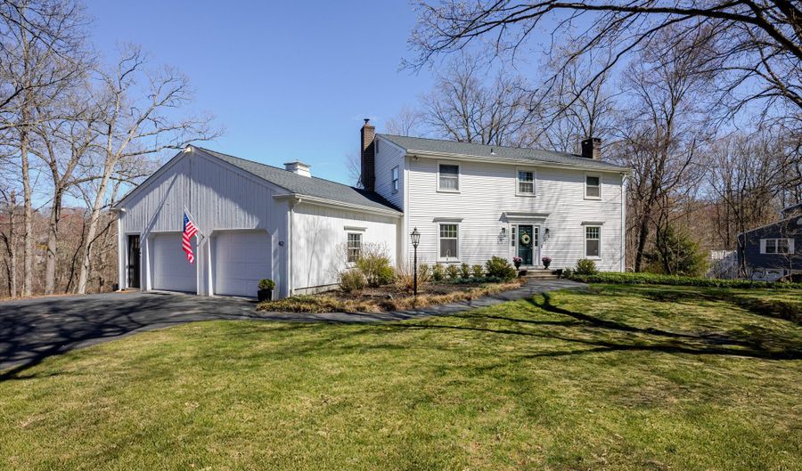 42 Wedgewood Dr, Danbury, CT 06811 - 4 Beds, 4 Bath