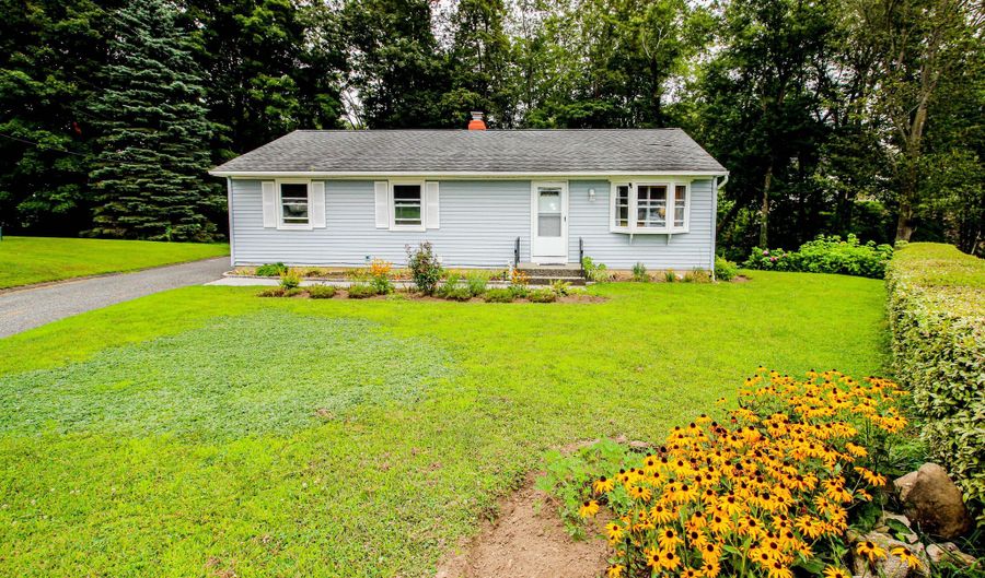 40 Grove Pl, Danbury, CT 06810 - 3 Beds, 2 Bath