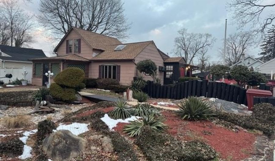 11 Hatcher Ct, Amityville, NY 11701 - 4 Beds, 1 Bath