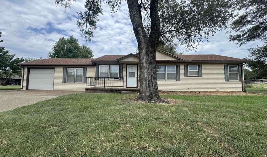 1120 W Cypress Ave, Arkansas City, KS 67005 - 3 Beds, 1 Bath