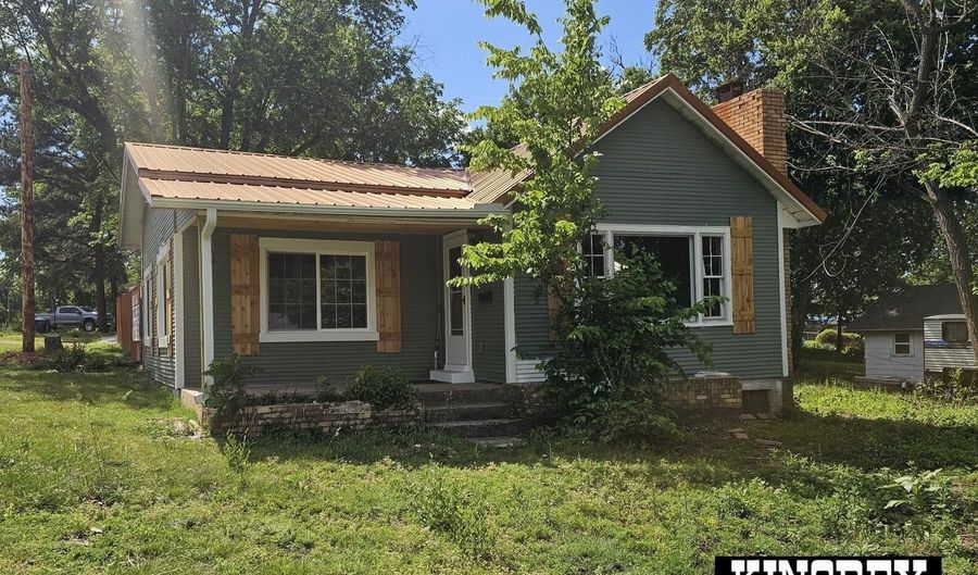 1835 Cherokee Ave, Baxter Springs, KS 66713 - 2 Beds, 1 Bath