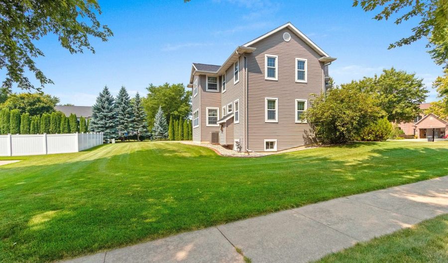 321 E APPLE CREEK Rd, Appleton, WI 54913 - 5 Beds, 3 Bath