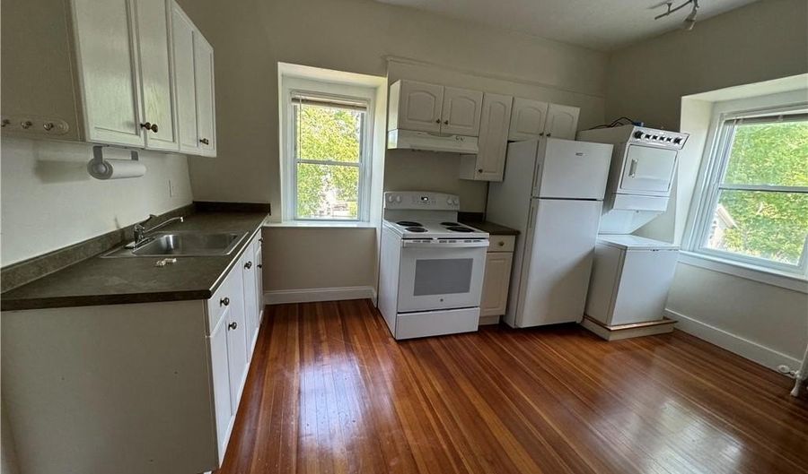 26 Ayrault St 3, Newport, RI 02840 - 3 Beds, 1 Bath