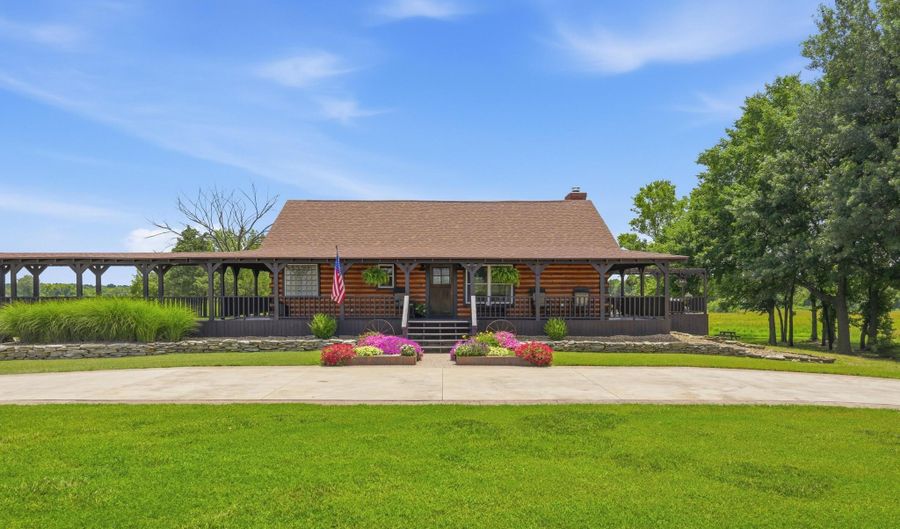 631 W N 10th St, Baxter Springs, KS 66713 - 3 Beds, 3 Bath