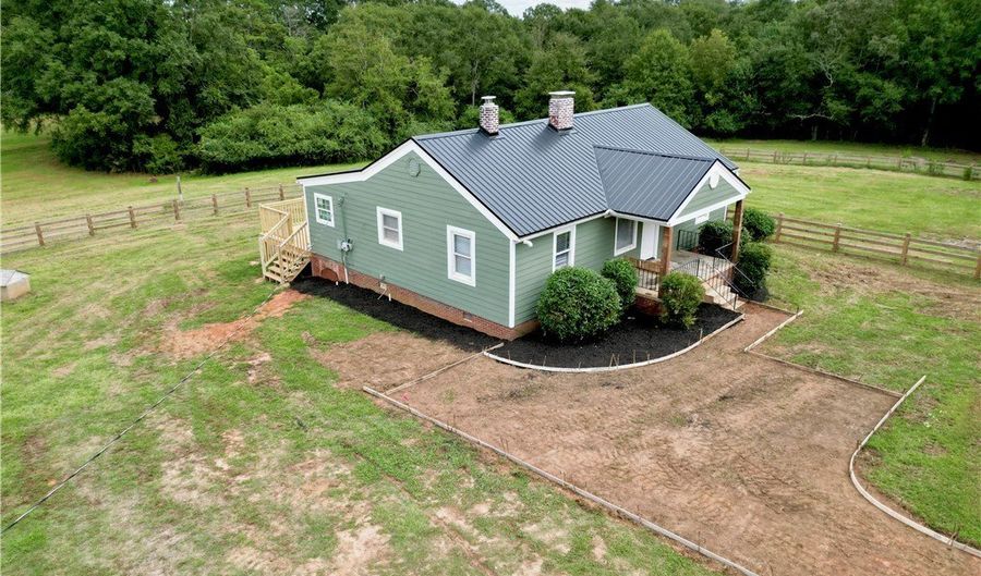 129 Smith Motors Rd, Anderson, SC 29621 - 3 Beds, 1 Bath