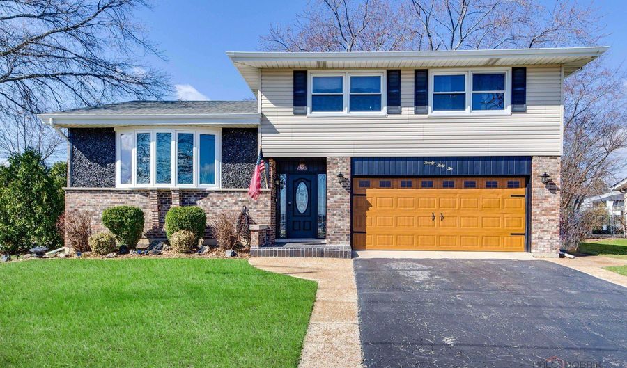 2042 S Goebbert Rd, Arlington Heights, IL 60005 - 3 Beds, 3 Bath