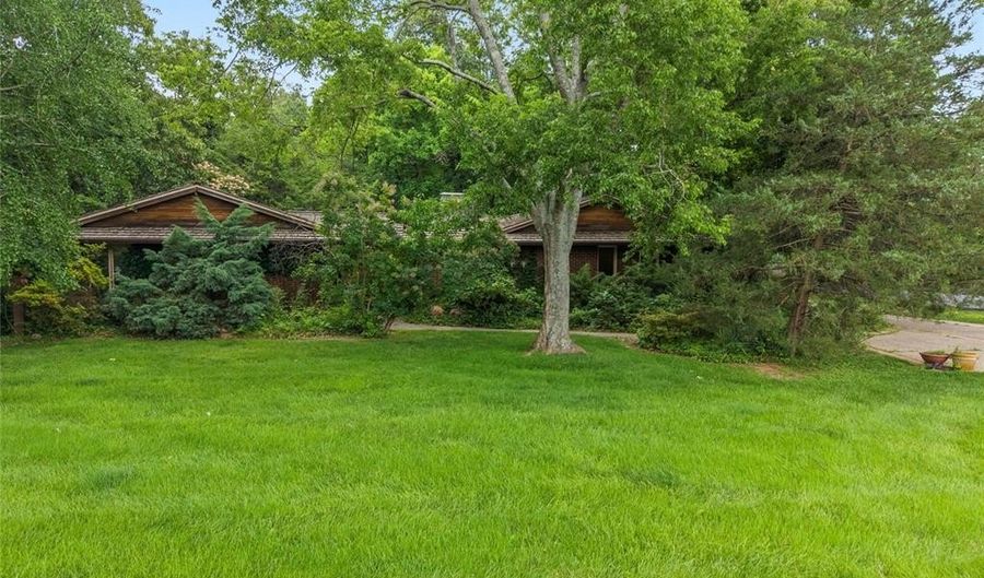 16 Meadowbrook Country Club Est, Ballwin, MO 63011 - 6 Beds, 4 Bath