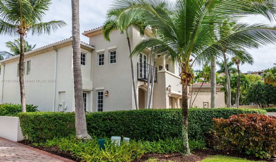 20729 NE 32nd Ave, Aventura, FL 33180 - 4 Beds, 5 Bath