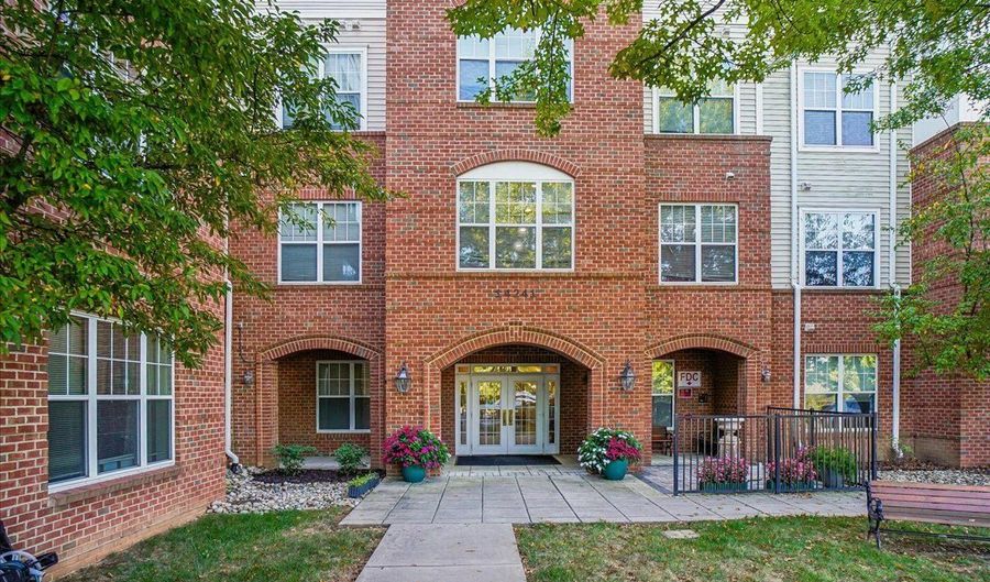 14241 KINGS CROSSING Blvd 210, Boyds, MD 20841 - 2 Beds, 2 Bath