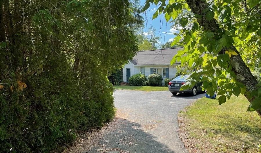 163 Woodside Ave, Cumberland, RI 02864 - 2 Beds, 1 Bath