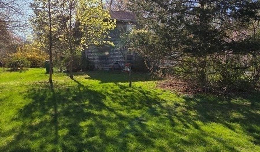 19 Carmen St, Attleboro, MA 02703 - 2 Beds, 1 Bath