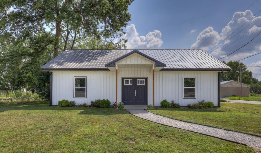 522 W 2nd St, Baxter Springs, KS 66713 - 2 Beds, 1 Bath