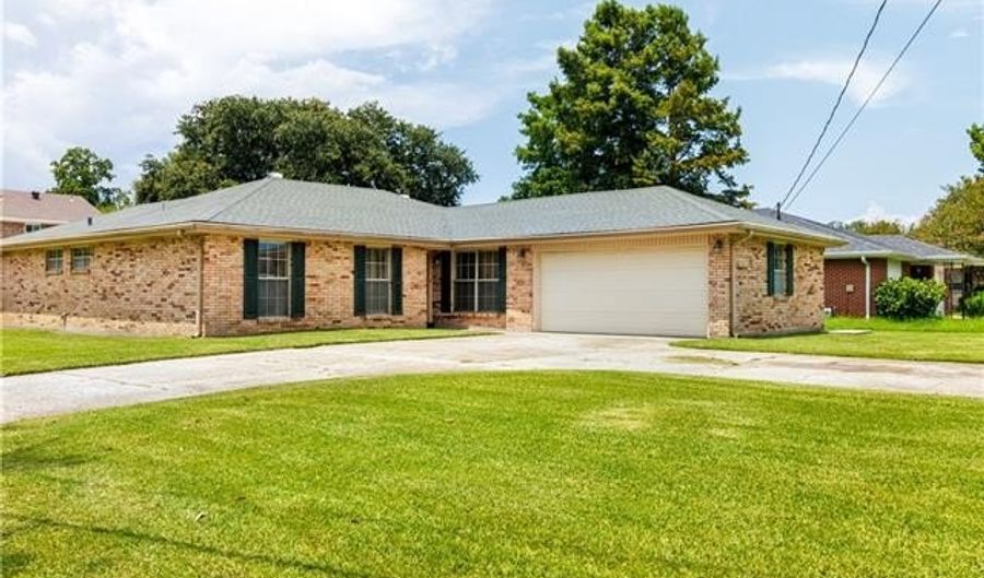 114 CHRISTINE Pl, Belle Chasse, LA 70037 - 3 Beds, 2 Bath