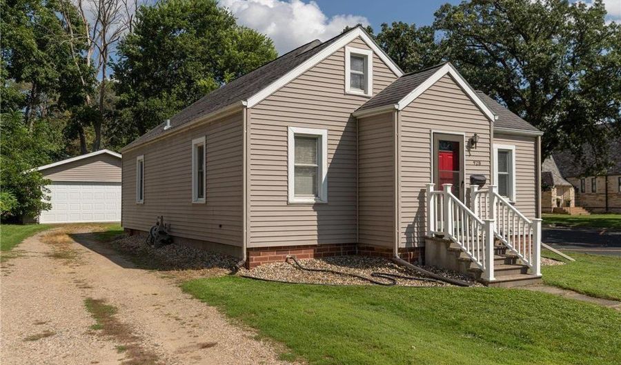 928 Bridge Ave, Albert Lea, MN 56007 - 3 Beds, 1 Bath