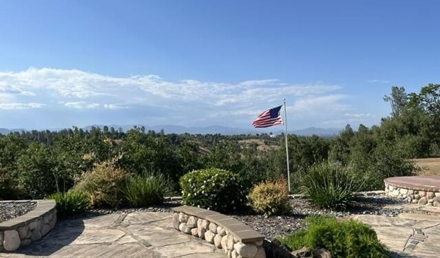 6960 Amber Ridge Dr, Anderson, CA 96007 - 3 Beds, 2 Bath