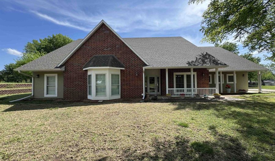1923 Eastridge Dr, Arkansas City, KS 67005 - 4 Beds, 3 Bath