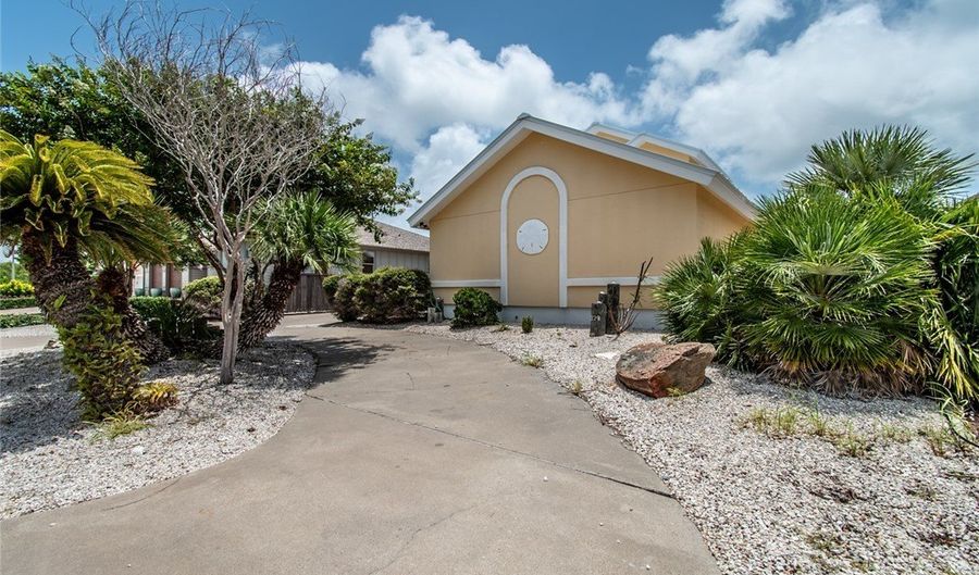129 Sea Breeze Dr, Aransas Pass, TX 78336 - 3 Beds, 3 Bath