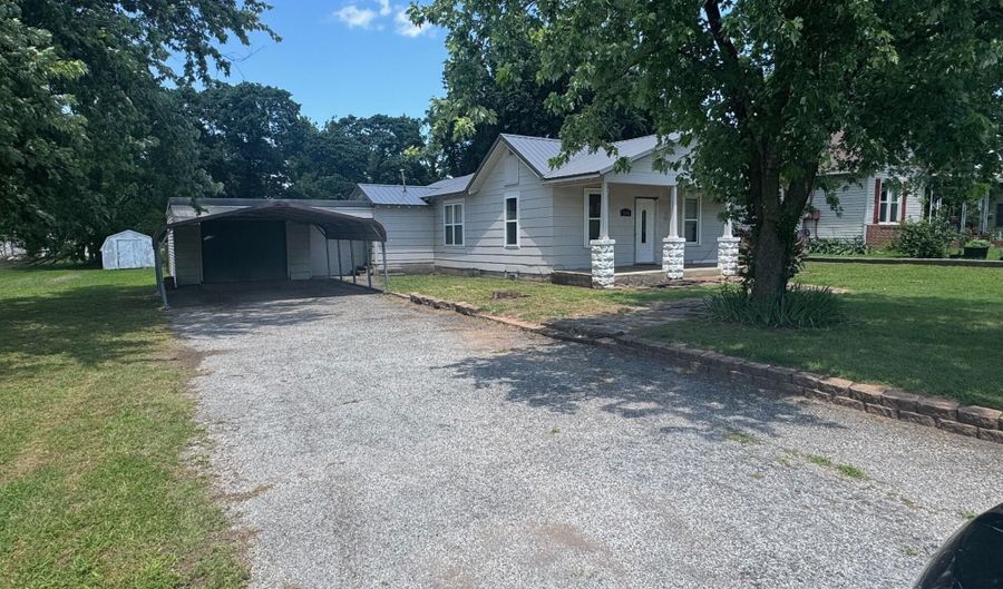 416 E 4th St, Baxter Springs, KS 66713 - 3 Beds, 2 Bath