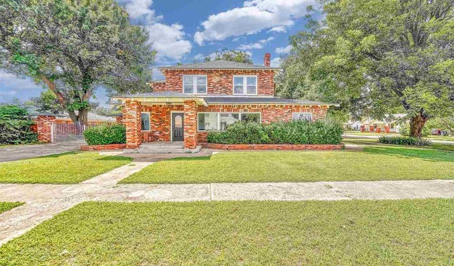 302 S 6th St, Chickasha, OK 73018 - 4 Beds, 3 Bath