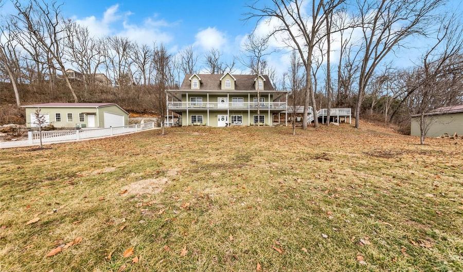 2711 HH Rd, Waterloo, IL 62298 - 4 Beds, 4 Bath