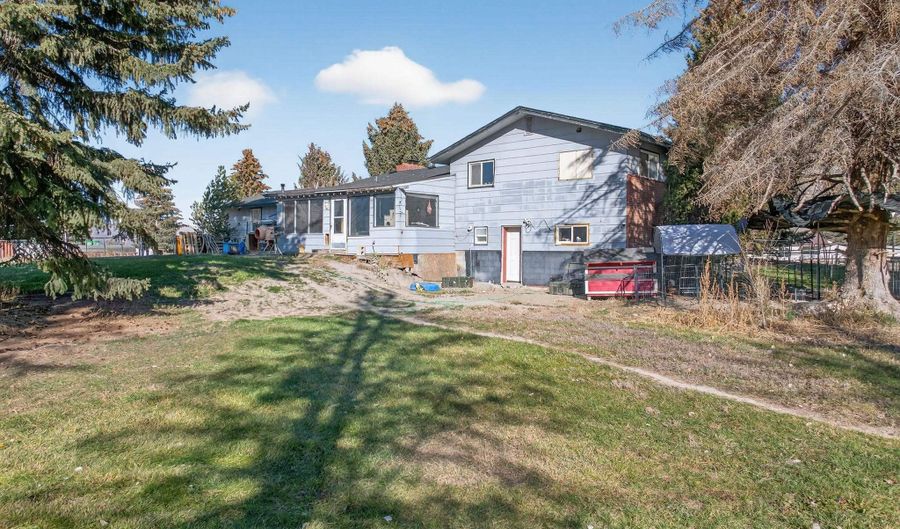 415 Sunset Dr, Arco, ID 83213 - 3 Beds, 3 Bath