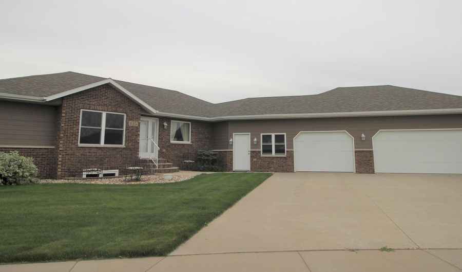 125 W Palmer Cir, Aberdeen, SD 57401 - 4 Beds, 3 Bath