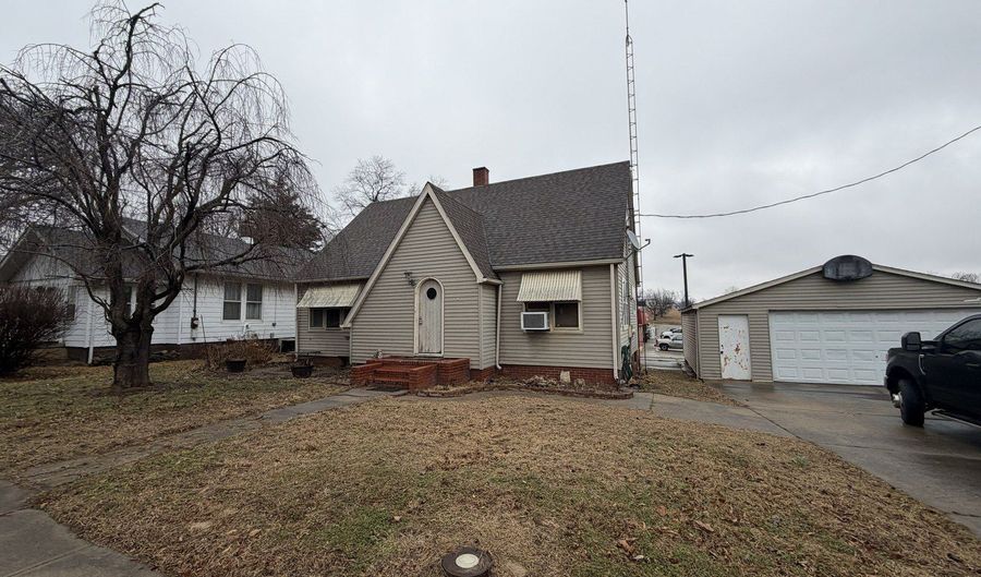 140 S 4th St, Albion, IL 62806 - 3 Beds, 2 Bath