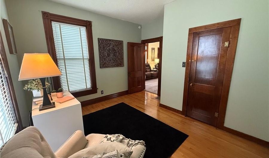 610 N 5th St, Atchison, KS 66002 - 2 Beds, 1 Bath