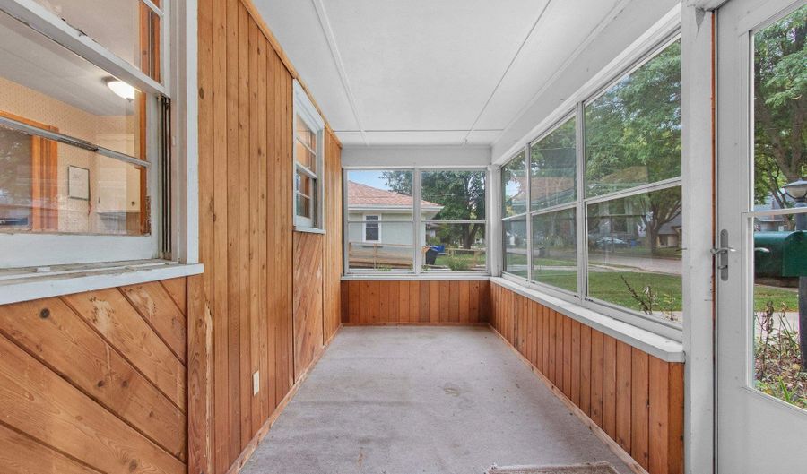 216 W SEYMOUR St, Appleton, WI 54915 - 4 Beds, 2 Bath