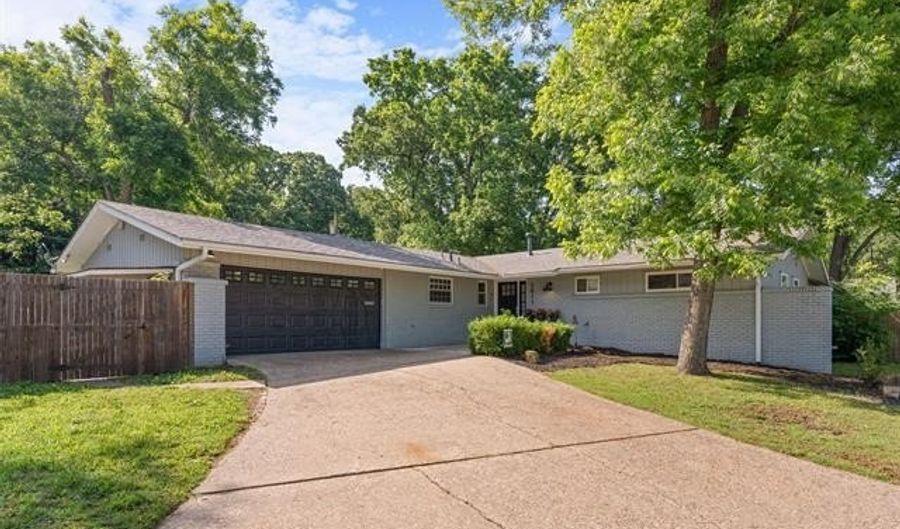 2811 Evergreen Ct, Bartlesville, OK 74006 - 4 Beds, 3 Bath