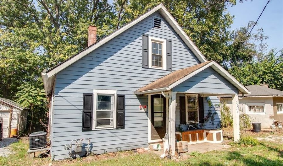 2020 Country Club Dr, Alton, IL 62002 - 3 Beds, 1 Bath