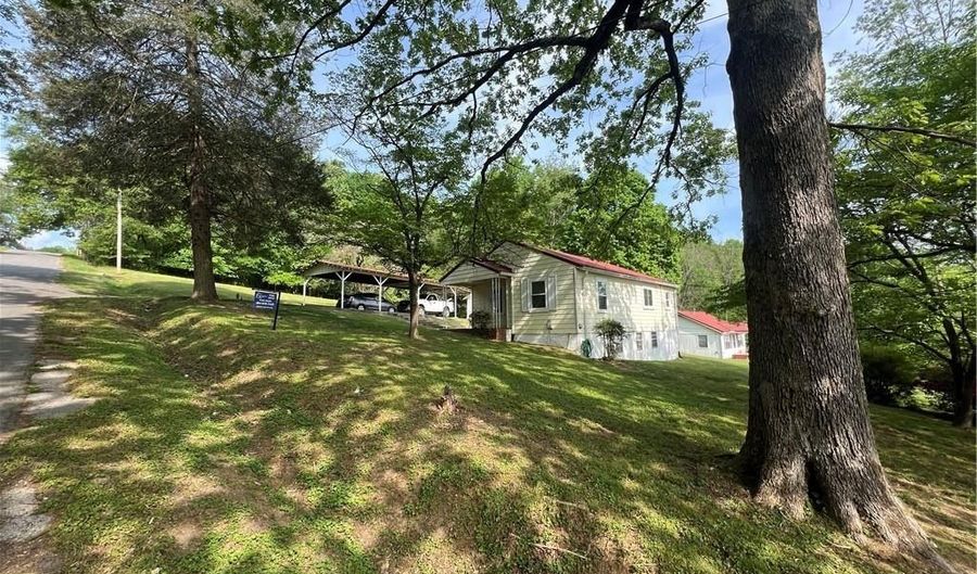 1002 Colerain St, La Fayette, GA 30728 - 2 Beds, 1 Bath