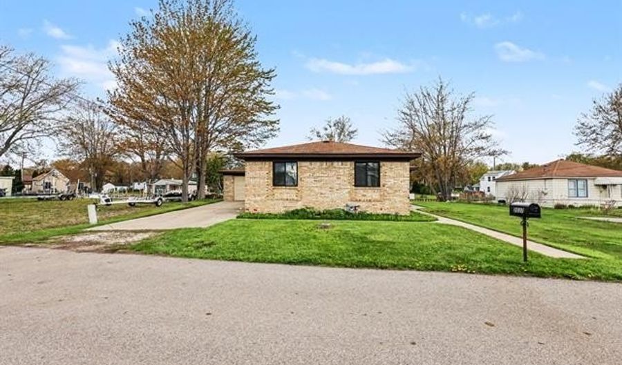 2037 W Park Dr, Algonac, MI 48001 - 3 Beds, 3 Bath