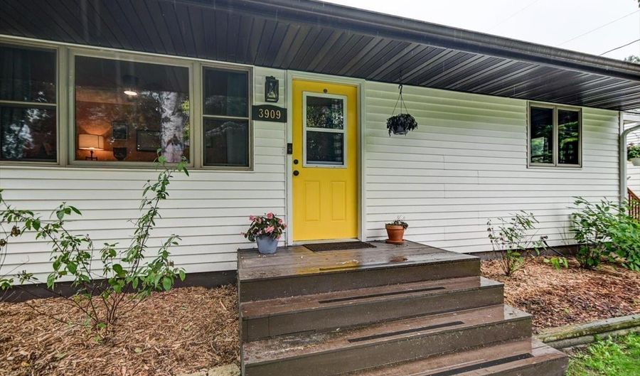3909 Hynek Rd, Madison, WI 53714 - 2 Beds, 1 Bath