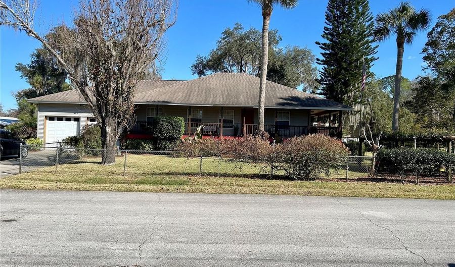 55730 HOLIDAY Cir, Astor, FL 32102 - 3 Beds, 2 Bath