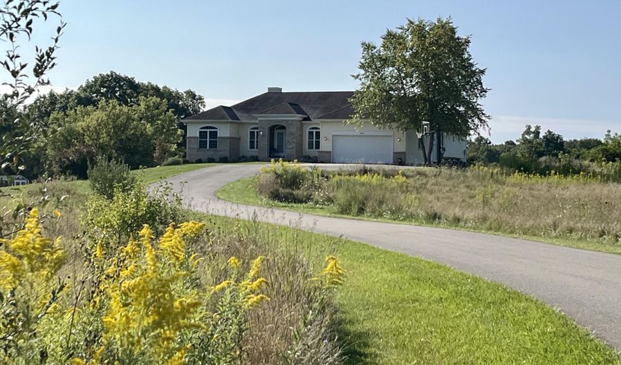 8866 Cascade Rd SE, Ada, MI 49301 - 5 Beds, 3 Bath