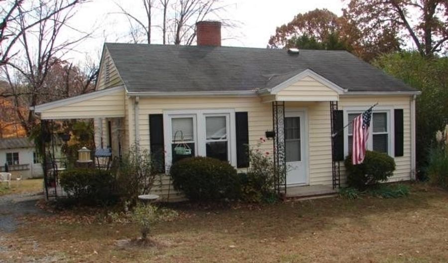 135 West St, Asheboro, NC 27205 - 2 Beds, 1 Bath