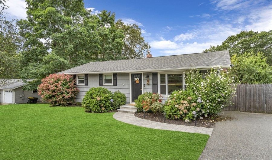 12 Arrowhead Rd, Bellingham, MA 02019 - 3 Beds, 2 Bath