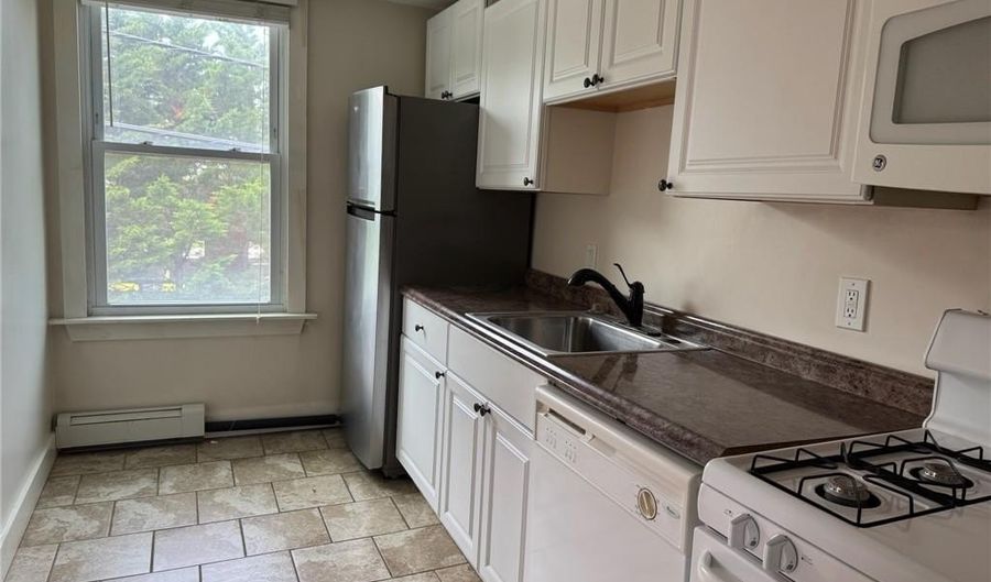 38 Freebody St 208, Newport, RI 02840 - 1 Beds, 1 Bath