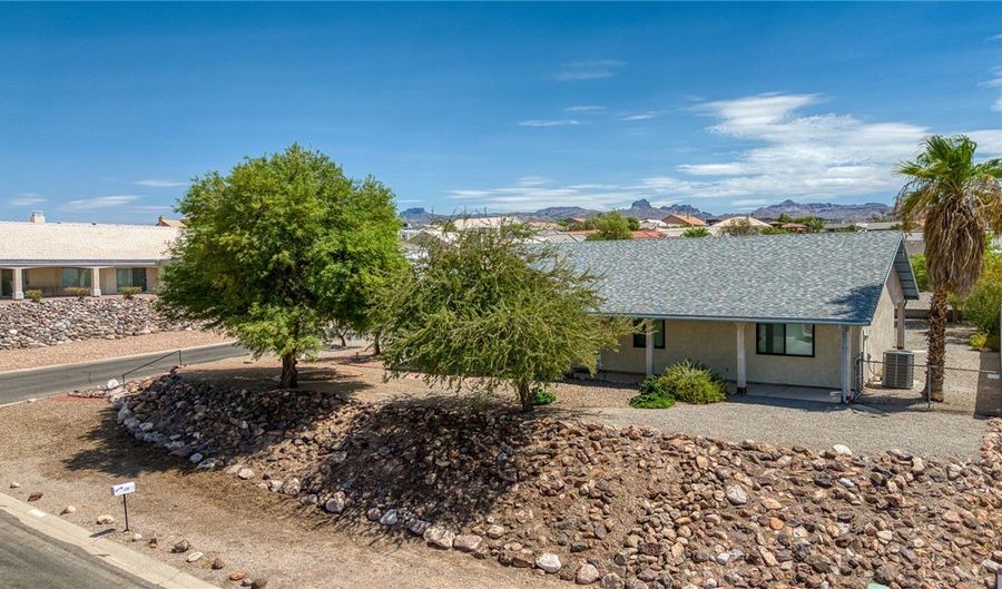 808 Park Crest Dr, Bullhead City, AZ 86429 - 3 Beds, 2 Bath