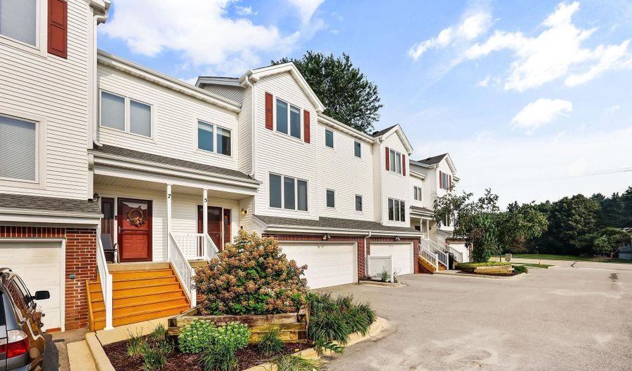 5 Cocoa Beach Dr, Madison, WI 53719 - 2 Beds, 3 Bath