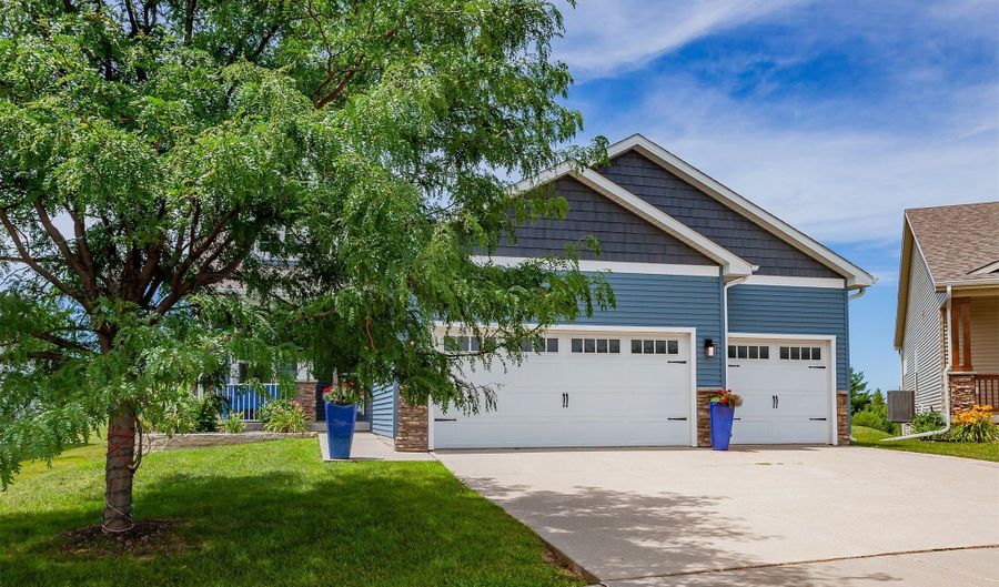 938 15th St SE, Altoona, IA 50009 - 3 Beds, 2 Bath