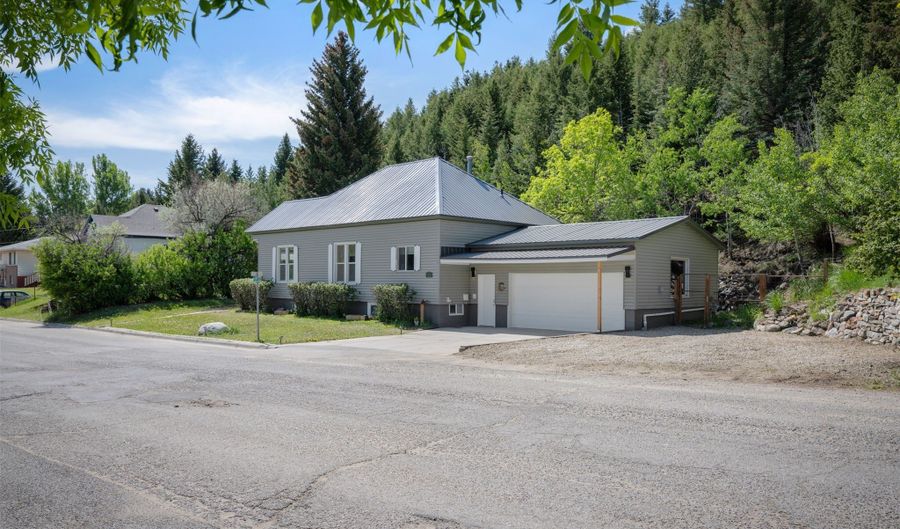 411 W 7th St, Anaconda, MT 59711 - 5 Beds, 2 Bath