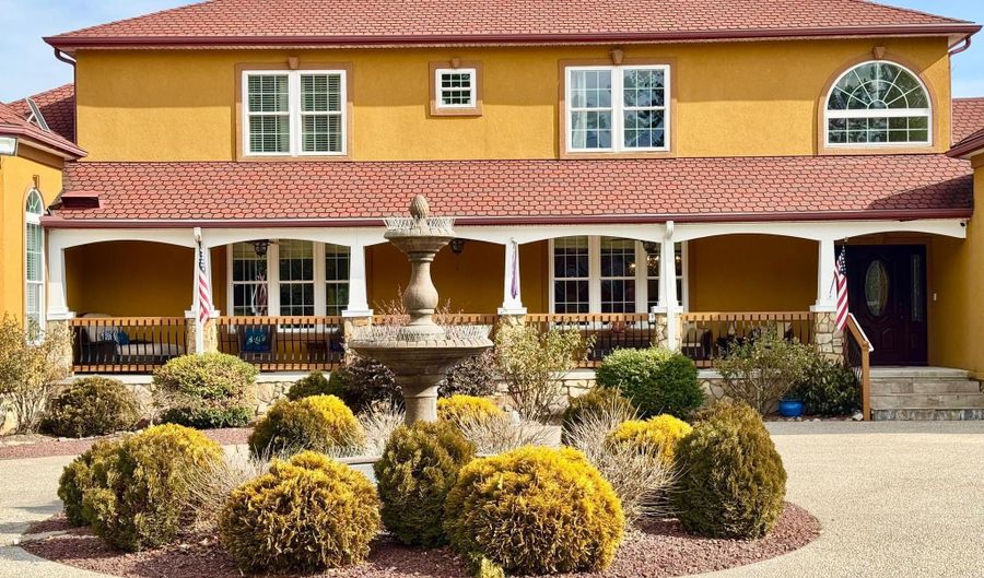 303 S BEDFORD St, Georgetown, DE 19947 - 5 Beds, 5 Bath