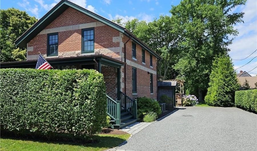209 Coggeshall Ave, Newport, RI 02840 - 4 Beds, 4 Bath